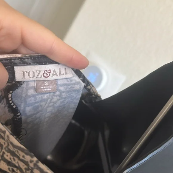 ROZ & ALI Animal Print Chiffon Blouse Sleeveless Size S - Picture 7 of 7